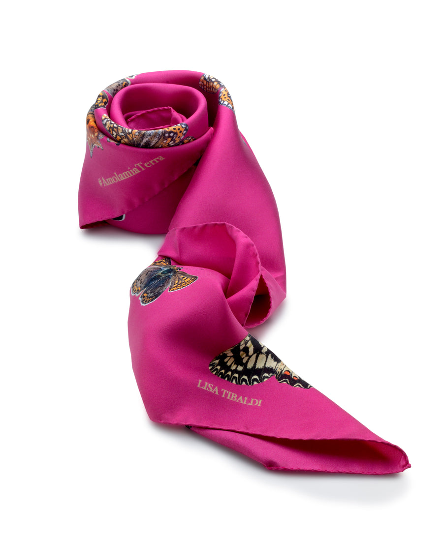 Lisa Tibaldi Terra Mia Foulard Collection 100% seta Made in Italy moda ecosostenibile sustainable fashion square silk scarf Dis.02 Farfalle della Terra Aurunca colore Fucsia
